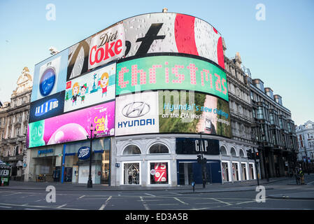 London, UK. 25. Dezember 2014. Leeren Sie Piccadilly Circus auf Weihnachtsmorgen früh. Bildnachweis: Piero Cruciatti/Alamy Live-Nachrichten Stockfoto