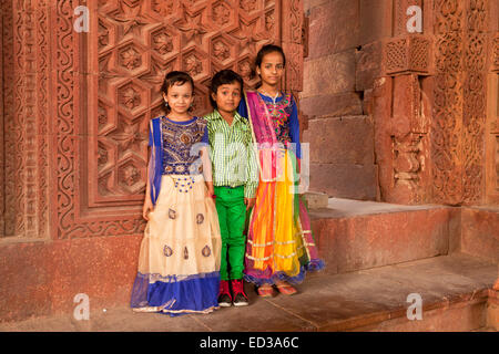 Kinder posieren im Qutb-Komplex, UNESCO-Weltkulturerbe in Delhi, Indien, Asien Stockfoto