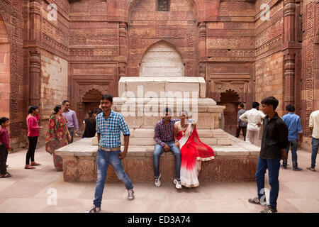 Der weiße Marmor Grab Iltutmish im Qutb-Komplex, UNESCO-Weltkulturerbe in Delhi, Indien, Asien Stockfoto