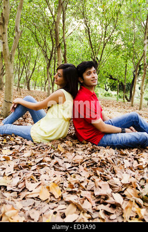 indische wunderschöne paar Park Romantik Stockfoto