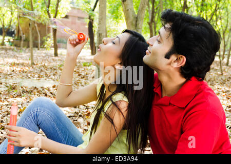 indische schöne Paar park spielen Bubble-Zauberstab Stockfoto