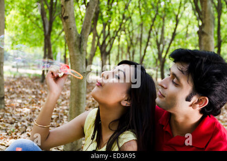 indische schöne Paar park spielen Bubble-Zauberstab Stockfoto