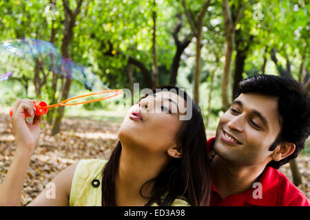 indische schöne Paar park spielen Bubble-Zauberstab Stockfoto