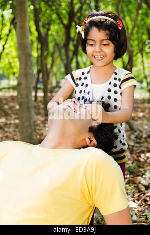 indische Vater mit Kind Park genießen Stockfoto