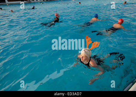 Brixton, London, UK. 25. Dezember 2014. Am frühen Morgen schwimmen am Weihnachtstag bei Brockwell Lido Credit: Honig Salvadori/Alamy Live News Stockfoto