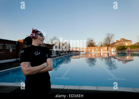 Brixton, London, UK. 25. Dezember 2014. Am frühen Morgen schwimmen am Weihnachtstag bei Brockwell Lido Credit: Honig Salvadori/Alamy Live News Stockfoto