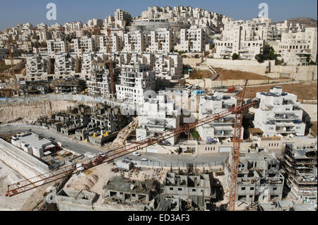 (141225)--JERUSALEM, 25. Dezember 2014 (Xinhua)--Datei Foto aufgenommen am 10. November 2010, zeigt einen allgemeinen Überblick über die Baustelle in Har Homa, Ost-Jerusalem. Ein Jerusalem städtische Ausschuss genehmigt am 24. Dezember 2014, den Bau von fast 400 neue Wohneinheiten in jüdischen Siedlungen auf Land während der Nahost-Krieg von 1967 von Israel annektiert. Die Jerusalem Planungs- und Bauausschuss am Mittwoch genehmigt 380 Häuser insgesamt, 307 davon befinden sich im nordöstlichen Stadtteil Ramot und 73 Häuser erstellt werden, in der Nähe von Har Homa, der Gemeinde Sprecher confi Stockfoto