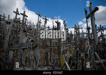 Der Berg der Kreuze (Litauisch) ist ca. 12 km nördlich der Stadt Šiauliai in Nordlitauen Wallfahrtsort. Stockfoto