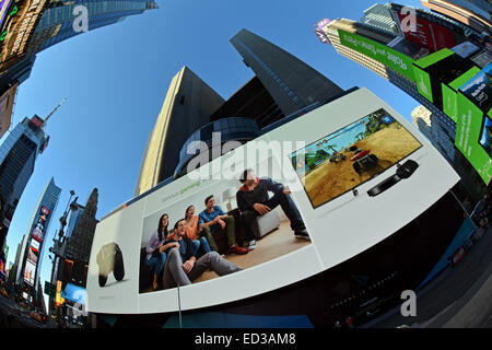 Ein Block lange Plakatwand am Broadway zwischen West 45th & 46. Straße in der Times Square Gegend von MIdtown Manhattan, NYC Stockfoto