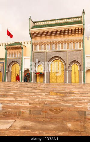 Goldene Türen. Das Entree zum Königspalast in Fez. Fez. Marokko. Nordafrika. Afrika Stockfoto