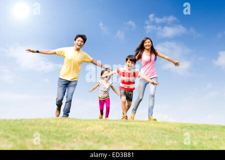 indische Eltern mit Kind park laufen Stockfoto