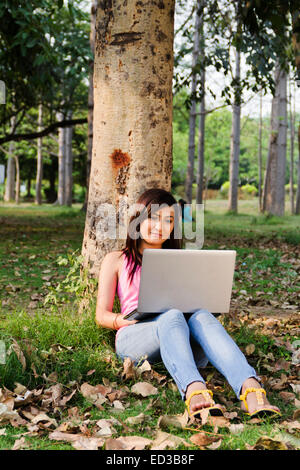 1 indische Dame Park arbeiten Laptop Stockfoto