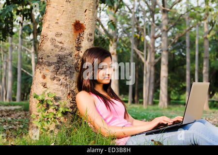 1 indische Dame Park arbeiten Laptop Stockfoto