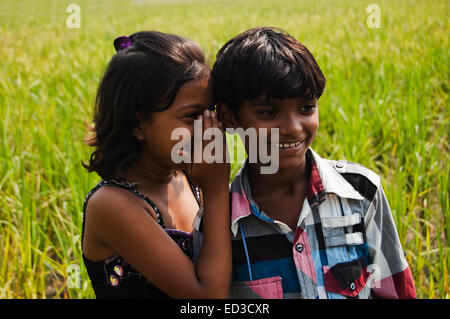 2 indische ländlichen Freund Kind Bereich Anhörung Gerücht Stockfoto