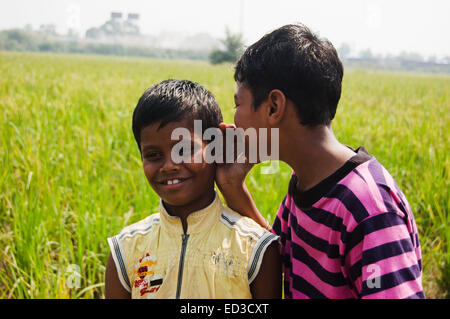 2 indische ländlichen Freund Kind Bereich Anhörung Gerücht Stockfoto