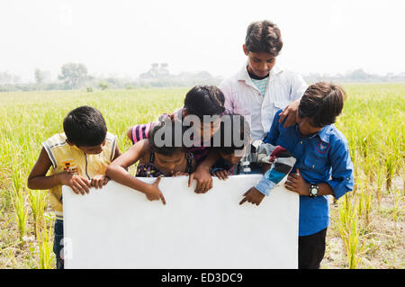 indische ländlichen Streichelzoo zeigt Message Board Stockfoto