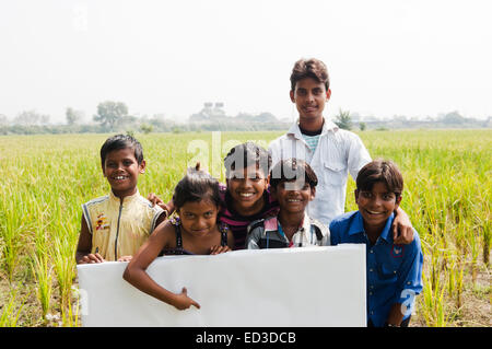 indische ländlichen Streichelzoo zeigt Message Board Stockfoto