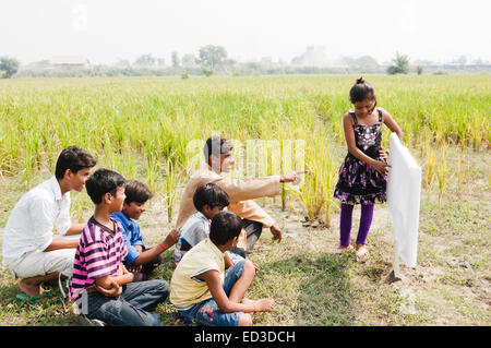 indischen ländlichen Bauern und Kinder zeigen Message Board Stockfoto