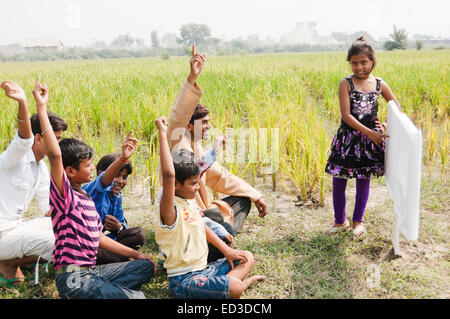 indischen ländlichen Bauern und Kinder zeigen Message Board Stockfoto