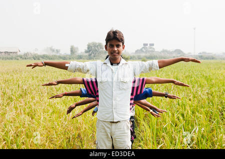 Genießen Sie indische ländlichen Gruppe Kinder Bauernhof Stockfoto