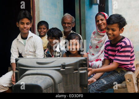 indischen ländlichen Bauern-Familie vor dem Fernseher Stockfoto