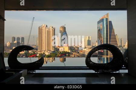Aussicht vom 14. Stock der Stühle von Pool, Eastin Grand Hotel Sathorn, Bangkok, Thailand Skyline. Stockfoto
