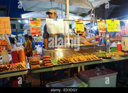 Thai Wurst, Kebabs, Spieße, Satay, angeboten von Lieferanten. Thai Street Nachtmarkt, Krabi, Thailand. Asien. Stockfoto