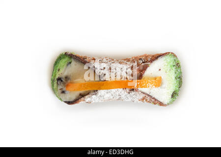 Eine italienische Cannoli gefüllt mit Ricotta-Creme auf weißem Hintergrund. Stockfoto