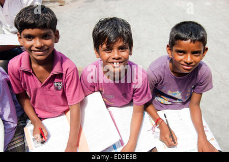 indische ländlichen Kinder Gruppe Studenten studieren Stockfoto
