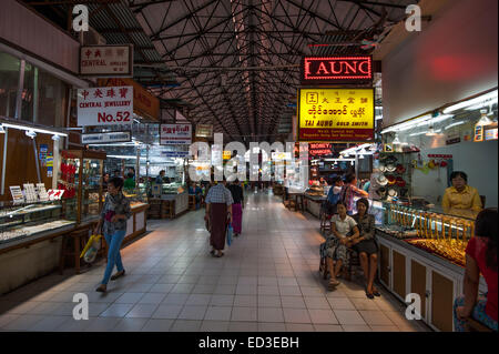 Innen Bogyoke Aung San-Markt - Yangon (Rangoon) Stockfoto