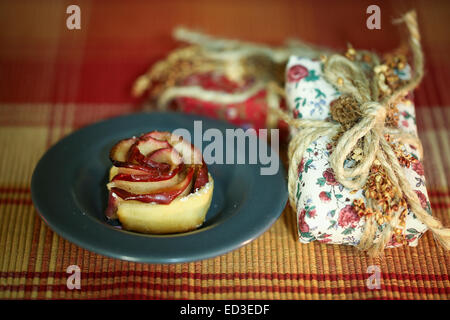 Klein und lecker Rose Apfeltorte für Weihnachtsurlaub Stockfoto