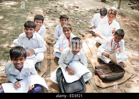 indische ländlichen Kinder Gruppe Studenten Klassenzimmer Studie Stockfoto