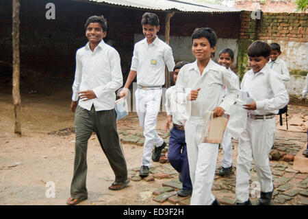 indische ländlichen Kinder Gruppe Studenten laufen Stockfoto