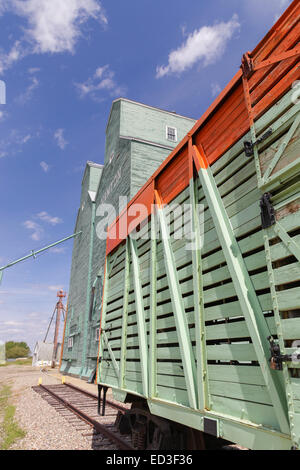 Nanton, Alberta, Getreide silos Aufzüge neben der stillgelegten Gleise bunt bemalt aus Holz Stockfoto