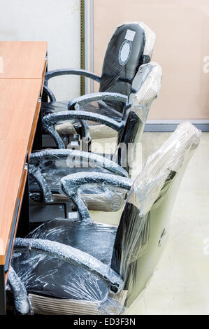 Moderne neue Sessel für Büroleiter im Tagungsraum. Stockfoto