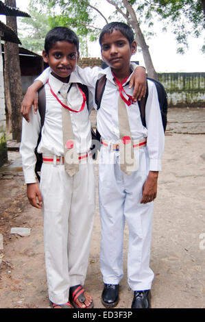 2 indische ländlichen Kinder jungen Schülerinnen und Schüler Stockfoto