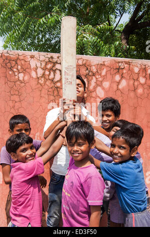 indische ländlichen Gruppe Kinder Boys spielen cricket Stockfoto