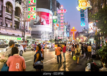 Street View von Bangkok Chinatown bei Einbruch der Dunkelheit Stockfoto