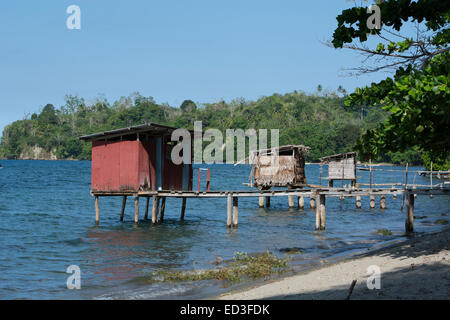 Melanesien, Papua Neu Guinea, Dobutamin Insel. Typische Inseldorf über Wasser Nebengebäude. Stockfoto