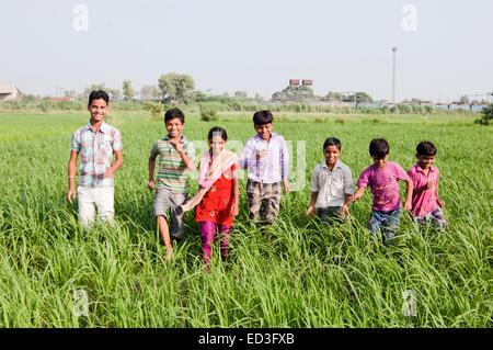 indische ländlichen Kinder Gruppe Bauernhof Spaß Stockfoto