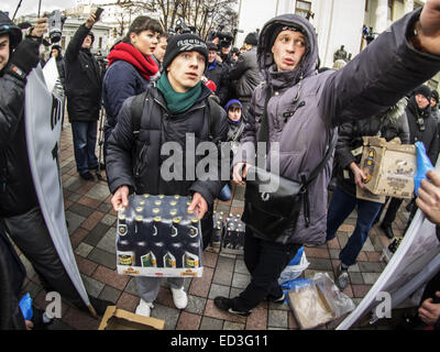 25. Dezember 2014 - heute, 25. Dezember 2014 in Kiew, Ukraine, in der Nähe das Verkhovna Rada der Vertreter des staatlichen Unternehmens '' Ukrspirt'' protestieren mit Plakate gegen die Privatisierung des '' Ukrspirt'' und skandierten "Armee - Waffen, '' Ukrspirt - wird! "Darüber hinaus brachten die Demonstranten mit Alkohol, Veranstalter versprochen, auf dem Platz vor dem Parlament vorbereiten '' Molotov-Cocktail'' zeigen. Sie brachten mit mehr als 10 Packungen mit Bier und einen Kanister mit einer unbekannten Flüssigkeit. Allerdings fragte die Polizei nehmen die Vertreter der '' Ukrspirt'' Glasflaschen Bier her Stockfoto