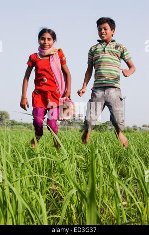 2 indische ländlichen Kinder Bauernhof Spaß Stockfoto