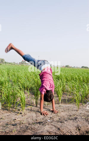 1 indische ländliche Kind junge Bauernhof stunt Stockfoto