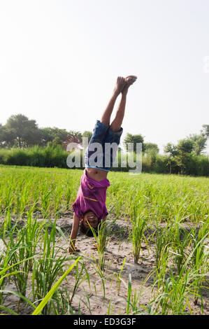 1 indische ländliche Kind junge Bauernhof stunt Stockfoto