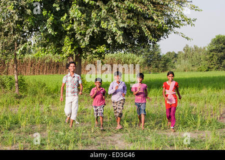 indische ländlichen Kinder Gruppe Bauernhof Spaß Stockfoto