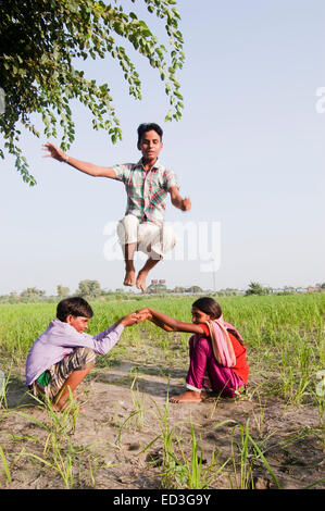 indische ländlichen Kinder spielen Bauernhof Stockfoto