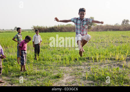 indische ländlichen Kinder Jungs spielen Bauernhof Stockfoto