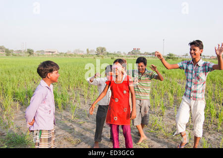 indische ländlichen Streichelzoo spielen Hide and Seek Stockfoto