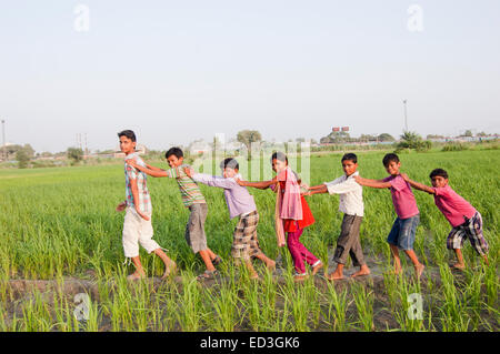 indische ländlichen Kinder Gruppe Bauernhof Spaß Stockfoto