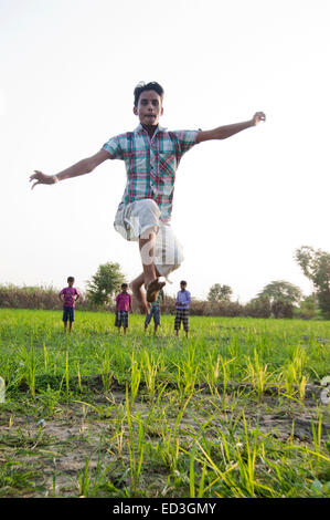 indische ländlichen Kinder Gruppe Bauernhof Spaß Stockfoto